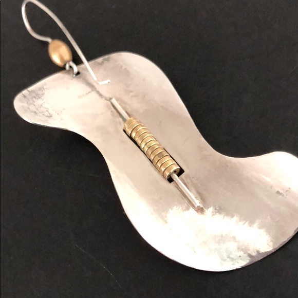 ONE UNIQUE SILVER PLATED HAMMERED ARTISAN EARRING - Picture 12 of 12